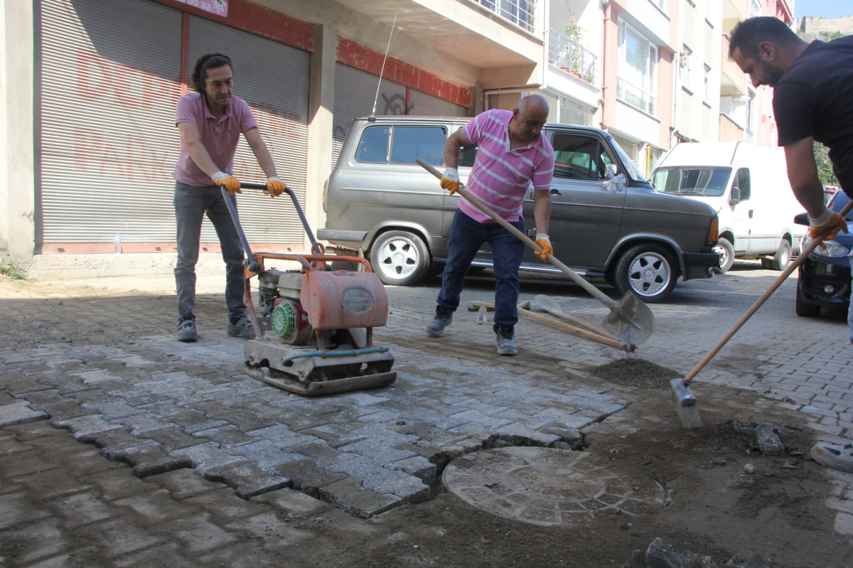 BELEDİYE EKİPLERİ YOĞUN ÇALIŞIYOR