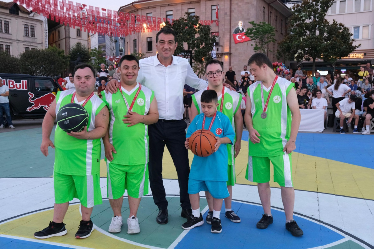 ÖZEL MİSAFİRLER SOKAK BASKETBOLU’NDA İLK GÜNE DAMGA VURDU