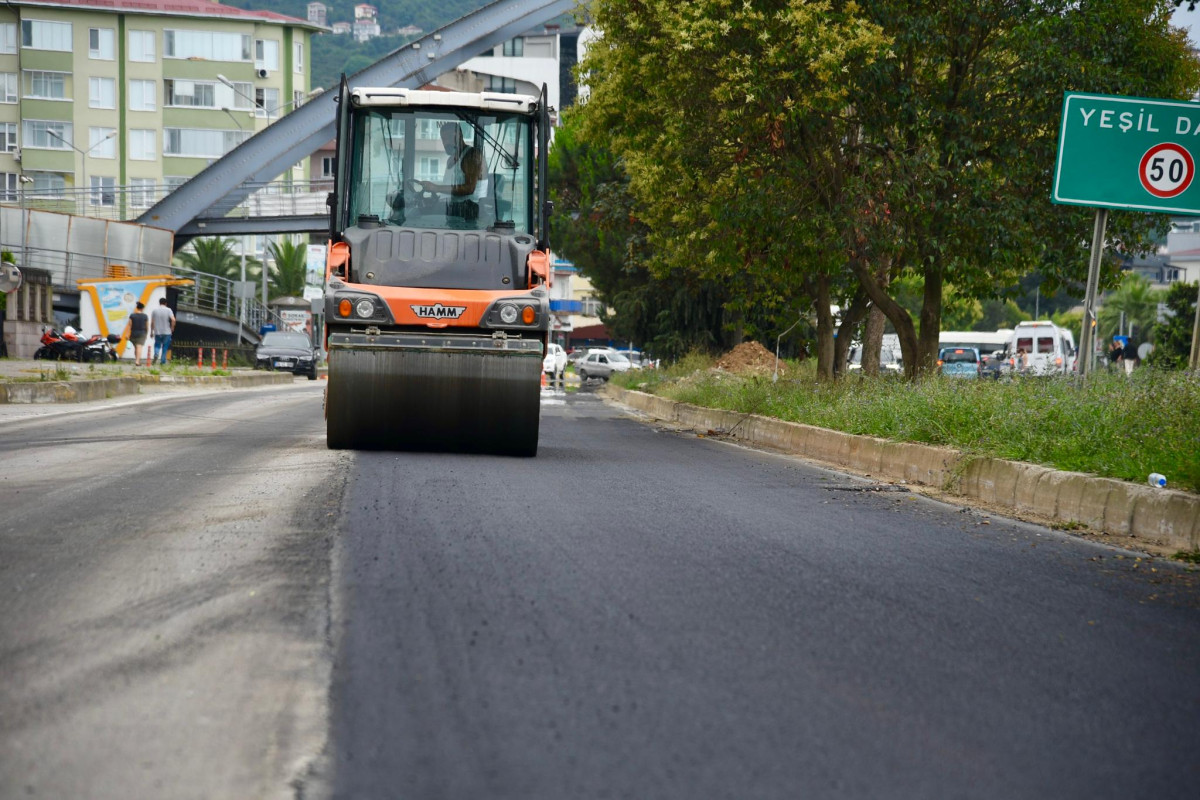 SAHİL TOPLAMA YOLDA ASFALTLAMA ÇALIŞMASI YAPILIYOR