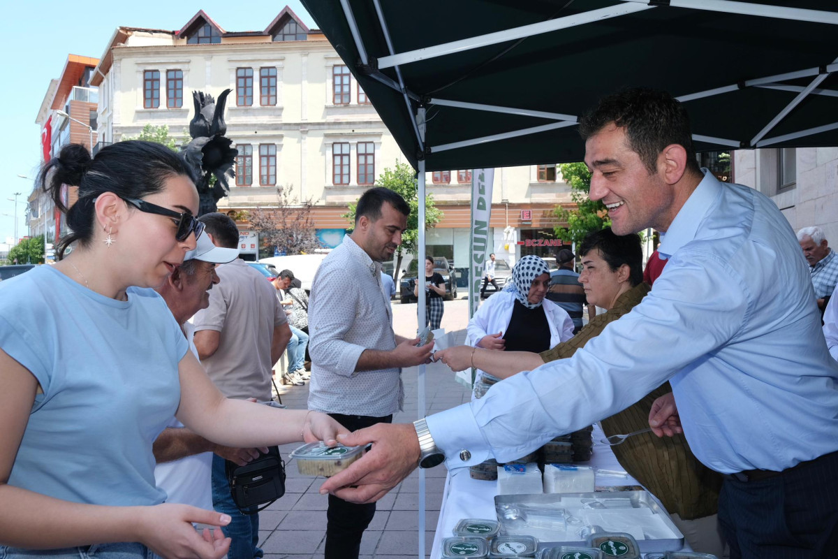 BELEDİYE TARAFINDAN VATANDAŞLARA AŞURE İKRAMINDA BULUNULDU